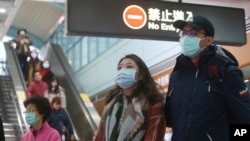 台湾台北市民在捷运车站里戴着口罩。（2020年1月28日）
