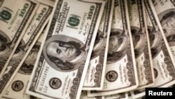 Venezolanos compran con dólares en tiendas que comercializan con la moneda estadounidense en lugar de la moneda local. [Foto: Archivo]