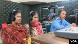 ពីឆ្វេងទៅស្តាំ៖ អ្នកស្រី​ទេព វន្នី អ្នកស្រី​យ៉ោម បុប្ផា និង​លោក អំ សំអាត ចូលរួម​ជា​វាគ្មិន​នៅ​ក្នុង​កម្មវិធី​ហេឡូ​វីអូអេ​នៅ​រាត្រី​ថ្ងៃច័ន្ទ​ទី២៥ ខែវិច្ឆិកា ពិភាក្សា​អំពី​ករណី​អ្នកស្រី យ៉ោម បុប្ផា​និង​ការតស៊ូ​ទាមទារ​របស់​សហគមន៍​ក្រីក្រ​ដើម្បី​សិទ្ធិ​លំនៅដ្ឋាន។ 