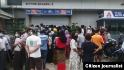 စစ်တွေမြို့က ငွေထုတ်စက်ရှေ့ တန်းစီနေသူများ။