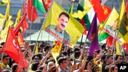Alîgirên PKKê wêneyê Ocalan bilind dikin