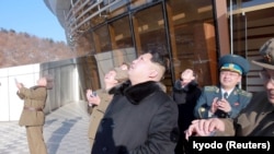  Kim Jong Un observant le lancement d'une fusée samedi en Corée du Nord, le samedi 6 février 2016 (Photo de Kyodo, 7 février 2016) 