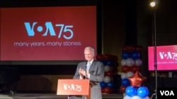 លោក John Lansing នាយក​ប្រតិបត្តិ​នៃ​ក្រុមប្រឹក្សាភិបាល​នៃ​ការ​ផ្សព្វផ្សាយ BBG​ ស្វាគមន៍​ភ្ញៀវ​កិត្តិយស​នៅ​ខួប​លើ​ទី៧៥ឆ្នាំ​របស់​ VOA កាលពី​ថ្ងៃទី២ ខែមីនា ឆ្នាំ២០១៧។