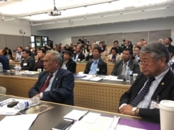 រូប​ឯកសារ៖ ពលរដ្ឋ​ខ្មែរ​អាមេរិកាំង​នៅ​រដ្ឋ Washington និង​ពលរដ្ឋ​ខ្មែរកាណាដា​ ធ្វើ​កិច្ចពិភាក្សា​អំពី​ការ​វិវត្ត​នយោបាយ​នៅ​ប្រទេស​កម្ពុជា អំឡុង​ពេល​សន្និសីទ​ស្តី​ពី​សន្ធិសញ្ញា​ក្រុង​ប៉ារីស​ លើក​ទី​២៦ នៅ​ក្រុង​ Auburn រដ្ឋ Washington កាល​ពី​ថ្ងៃ​ទី១៤ ខែ​តុលា ឆ្នាំ​២០១៧។ (សុខ ខេមរា/VOA)