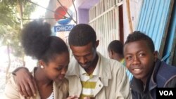 Betty, 14 ans, avec son père et son cousin biologiques (VOA/avec la permission de Loes Zuidervant, mère adoptive)