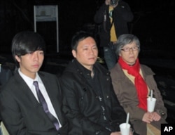 民運人士王丹(中)，台灣大學時務社社長黃俊傑 (左)