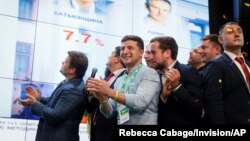 Prezident Zelenskiyning “Xalq xizmatkori” partiyasi 450 o’rindan 255 tasini qo'lga kiritdi.