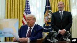 Howard Lutnick, izabranik predsjednika Donalda Trampa za sekretara za trgovinu, sluša kako Trump govori nakon potpisivanja izvršne naredbe u Ovalnoj kancelariji Bijele kuće, 13. februara 2025. u Vašingtonu.