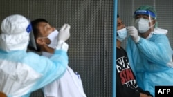  နိုင်ငံခြားအလုပ်သမားတွေကို ကိုဗစ်စစ်ဆေးနေပုံ