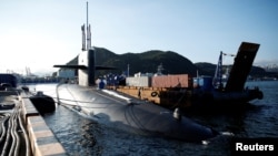 El submarino estadounidense USS Kentucky atracado en la Base Naval de Busan, en Corea del Norte.