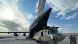 美國國防部公佈的照片顯示，在哈米德·卡爾扎伊機場，美國陸軍第82空降師的一架CH-47直升機被裝入美國空軍的一架C-17運輸機內。(2021年8月28日)