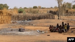 Watoto wa kisudan wakiwa wamekaa pamoja kufuatia ghasia katika mkoa wa Darfur huko Sudan, Feb. 2, 2021.