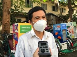 លោក អ៊ឹម សម្បត្តិ ប្រធានសមាគមអភិរក្សស៊ីក្លូ និងមុខរបរក្រៅប្រព័ន្ធ ផ្តល់​សម្ភាសន៍​នៅ​ខាង​មុខ​សមាគម ក្នុង​រាជធានី​ភ្នំពេញ នៅ​ថ្ងៃទី​៩ ខែ​វិច្ឆិកា ឆ្នាំ​២០២១។ (កាន់ វិច្ឆិកា/វីអូអេ)