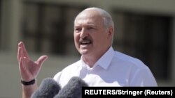 Predsednik Belorusije Aleksandar Lukašenko govori pred svojim pristalicama u Minsku