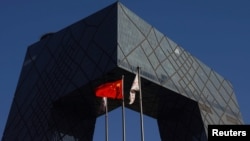 中共官媒央視在總部大樓外的中國國旗。 （2021年2月5日） 