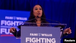 La fiscal de distrito del condado de Fulton, Fani Willis, habla con la prensa después de ganar las primarias demócratas, el martes 21 de mayo de 2024, en Buckhead, EEUU. 