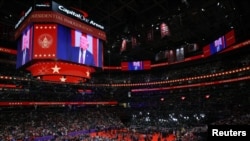 Trampove pristalice u hali u Vašingtonu gledaju prenos polaganja zakletve (Foto: REUTERS/Brian Snyder)