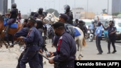 Polícia com gás lacrimogénio durante manifestação contra brutalidade policial, Luanda, Angola