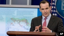 Brett Makgurk oylar davomida qamalda yashagan va Amerika madadi bilan bir yil oldin “Islomiy davlat”ning hujumlarini qaytara olgan Kobani shahrida bo’ldi.