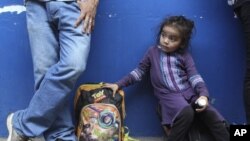 Migrantes de El Salvador esperan ser atendido por las autoridades migratorias de su país en La Hachadura, El Salvador, el 31 de octubre de 2018. 