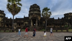 រូបឯកសារ៖ អ្នកទេសចរដើរទស្សនាក្នុងបរិវេណប្រាសាទអង្គរវត្ត ក្នុងខេត្តសៀមរាប កាលពីថ្ងៃទី២៩ ខែវិច្ឆិកា ឆ្នាំ២០២០។