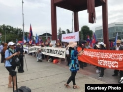 ពលរដ្ឋខ្មែរនៅទីក្រុង Geneva បានធ្វើបាតុកម្មប្រឆាំងនឹងការបោះឆ្នោតនៅកម្ពុជា ដោយចាត់ទុកការបោះឆ្នោតនេះជាការបោះឆ្នោតក្លែងក្លាយ។ (រូបថតផ្តល់ឲ្យ)