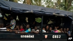 Wafuasi wa upinzani ndani ya gari la Polisi huko Abidjan, Ivory Coast, Nov. 3, 2020, wakati wa maandamano ya kupinga matokeo ya uchaguzi. 