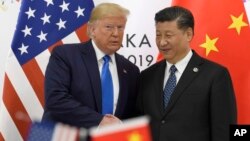 Tổng thống Mỹ Donald Trump (trái) chụp ảnh với Chủ tịch Trung Quốc Tập Cận Bình bên lề hội nghị thượng đỉnh G-20 tại Osaka, Nhật Bản, ngày 29/6/2019. Thỏa thuận thương mại “Giai đoạn 1” giữa Trung Quốc và Mỹ được ký kết vào năm 2020 trong nhiệm kỳ đầu của ông Trump.