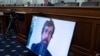 El director ejecutivo de Twitter, Jack Dorsey, aparece en una pantalla mientras habla remotamente durante una audiencia en el Comité de Comercio del Senado, el 28 de octubre de 2020.
