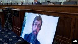 El director ejecutivo de Twitter, Jack Dorsey, aparece en una pantalla mientras habla remotamente durante una audiencia en el Comité de Comercio del Senado, el 28 de octubre de 2020.