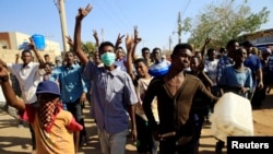 Waandamanaji wakitoa matamko ya kupinga serikali mjini Khartoum, Sudan, Jan. 24, 2019.