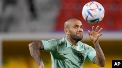 ARCHIVO - El brasileño Dani Alves practica durante una sesión de entrenamiento en el estadio Grand Hamad en Doha, Qatar, el domingo 4 de diciembre de 2022.