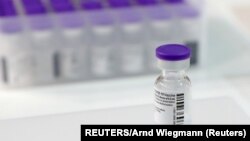 Prema sporazumu teškom skoro dve milijarde dolara dve kompanije će isporučiti najmanje 70 miliona dodatnih doza do 30. juna, dok će preostalih 30 miliona biti isporučeno najkasnije 31. jula. (Foto: REUTERS/Arnd Wiegmann)