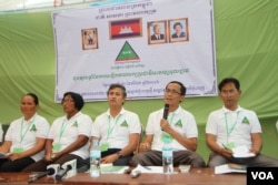 រូបឯកសារ៖ កម្មវិធីពង្រឹងសមត្ថភាពថ្នាក់ដឹកនាំមូលដ្ឋាននៃគណបក្សប្រជាធិបតេយ្យមូលដ្ឋាន ថ្លែងនៅក្នុងថ្ងៃប្រារព្ធខួបនៃការបង្កើតគណបក្សថ្មីដែលមានអាយុ១ឆ្នាំនេះ កាលពីព្រឹកថ្ងៃអង្គារ ទី១ ខែសីហា ឆ្នាំ២០១៦ នៅស្នាក់ការបក្សនៃរាជធានីភ្នំពេញ។ (ឡេង ឡែន/VOA)