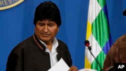 El expresidente boliviano Carlos Mesa, quien disputó la presidencia con Morales en las elecciones de octubre pasado, saludó con efusividad al pueblo de Bolivia y afirmó que es el fin de la tiranía.