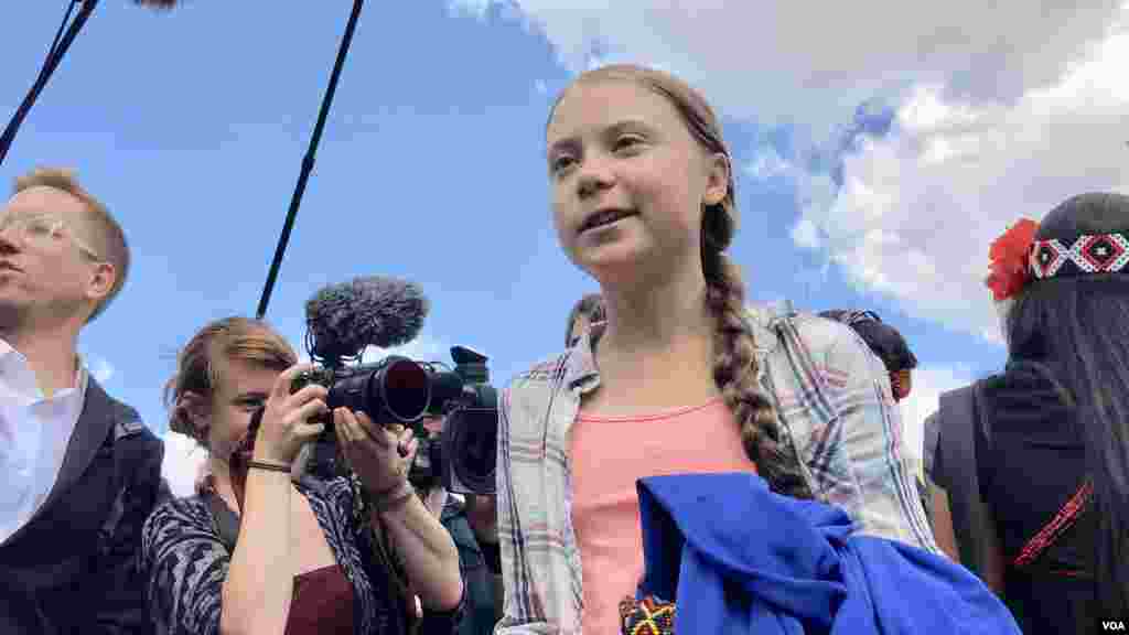 នាង​​ Greta Thunberg សកម្មជន​បរិស្ថាន​វ័យ​ក្មេង​ដ៏​លេចធ្លោ​ម្នាក់ បង្ហាញ​ខ្លួន​​នៅ​ខាងមុខ​តុលាការ​កំពូល​សហរដ្ឋ​អាមេរិក​​ក្នុង​រដ្ឋធានី​វ៉ាស៊ីនតោន​ ថ្ងៃទី១៨​ ខែ​កញ្ញា​​ ឆ្នាំ២០១៩។ (ហ៊ុល​ រស្មី​/VOA)