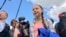 នាង​​ Greta Thunberg សកម្មជន​បរិស្ថាន​វ័យ​ក្មេង​ដ៏​លេចធ្លោ​ម្នាក់ បង្ហាញ​ខ្លួន​​នៅ​ខាងមុខ​តុលាការ​កំពូល​សហរដ្ឋ​អាមេរិក​​ក្នុង​រដ្ឋធានី​វ៉ាស៊ីនតោន​ ថ្ងៃទី១៨​ ខែ​កញ្ញា​​ ឆ្នាំ២០១៩។ (ហ៊ុល​ រស្មី​/VOA)