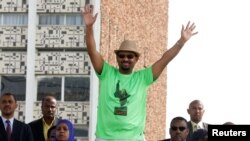 Waziri mkuu wa Ethiopia, Abiy Ahmed, awapungia mkono wafuasi wake wakati wa mkutano wa kisiasa mjini Addis Ababa ambao baadaye ulikumbwa na shambulizi la guruneti.