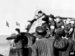 1967年1月8日，北京红卫兵和造反派揪斗“反革命分子”，游街示众