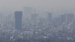 Buildings stand shrouded in smog in Mexico City, March 14, 2016. (REUTERS/Edgard Garrido)