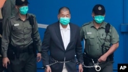 香港民主人士黎智英被收押所警員押送。（2020年12月12日）