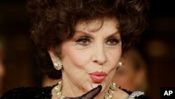 La actriz Gina Lollobrigida posa al llegar a una función de un documental sobre Miss Italia en la 7a edición del Festival Internacional de Cine de Roma en Roma, el 16 de noviembre de 2012.