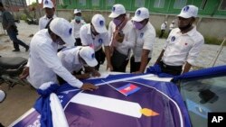 រូបឯកសារ៖ អ្នក​គាំទ្រ​គណបក្ស​ពន្លឺ​ភ្លើង​ចុះ​ឈ្មោះ​ក្នុង​បញ្ជី​អ្នក​ចូល​រួម​ហែ​ក្បួន​ក្នុង​ពេល​ឃោសនា​បោះ​ឆ្នោត​សម្រាប់​ការ​បោះ​ឆ្នោត​ឃុំ​សង្កាត់​ថ្ងៃ​ទី​៥ ខែ​មិថុនា ក្នុង​រាជធានី​ភ្នំពេញ នៅ​ថ្ងៃ​សៅរ៍ ទី២១ ខែ​ឧសភា ឆ្នាំ​២០២២។