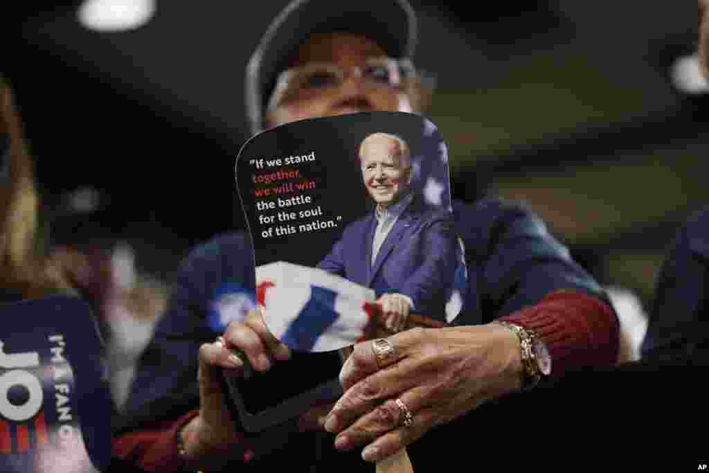 ស្ត្រី​ម្នាក់​​ដែល​គាំទ្រ​លោក​អតីត​អនុប្រធានាធីបតី​ Joe Biden បេក្ខជន​ប្រធានាធិបតី​ពី​គណបក្ស​ប្រជាធិបតេយ្យ​ កាន់​រូប​លោក​នៅ​ពេល​លោក​ថ្លែង​ក្នុង​កម្មវិធី​យុទ្ធនាការ​មួយ​កាល​ពី​ថ្ងៃ​ទី​២២ ខែ​កុម្ភៈ​ឆ្នាំ​២០២០ នៅ​ទី​ក្រុង Las Vegas។