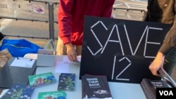 12港人關注組成員鄒家成坦言，明知市民寫的聖誕卡不會送到12港人手中，仍然要繼續寄到鹽田看守所，讓中國當局知道香港市民對12港人的關注熱度沒有退卻。(美國之音湯惠芸)