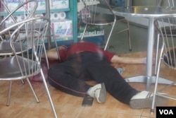 ឯកសារ​៖ អ្នកវិភាគ​នយោបាយ​ឯករាជ្យ​លោក កែម ឡី ត្រូវ​បាន​ខ្មាន់​កាំភ្លើង​បាញ់សម្លាប់​ កាល​ពី​ព្រឹក​ថ្ងៃ​អាទិត្យ ទី១០ ខែកក្កដា ឆ្នាំ២០១៦។ (នៅ វណ្ណារិន/VOA)