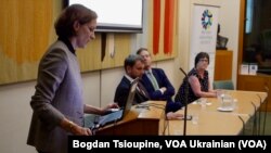 Зліва: Енн Еплбаум, Володимир Вятрович, Лорд Рісбі та Полін Латам на обговоренні Голодомору у Лондоні 9 жовтня 2017р.