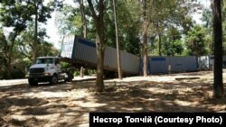 Міні-"вулик" із 23 контейнерів