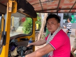 លោក វ៉ន បូរាណ អ្នករត់ម៉ូតូកង់បីដឹកភ្ញៀវទេសចរណ៍ជាតិនិងអន្តរជាតិ ក្នុងខេត្តសៀមរាប កាលពីថ្ងៃទី៩ ខែវិច្ឆិកា ឆ្នាំ២០១៩។ (ធីតា វីន/VOA)