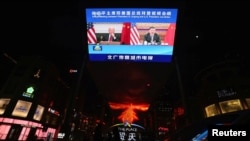 2021年11月16日，一個屏幕播放中國官媒中央電視台新聞聯播，中國國家主席習近平和美國總統拜登舉行視頻會談。